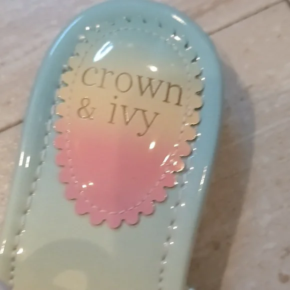 Gorgeous Crown & Ivy Wylie Pastel Thong Sandals - Picture 5 of 10